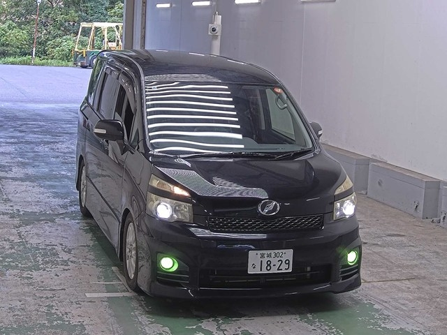 TOYOTA VOXY 2011