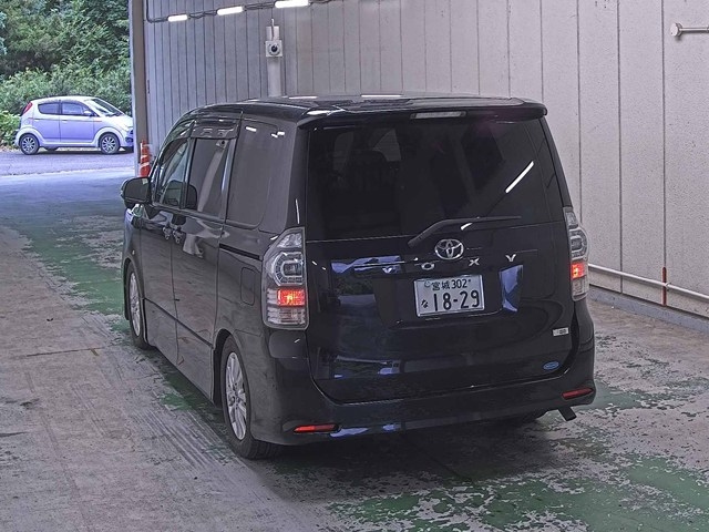 TOYOTA VOXY 2011