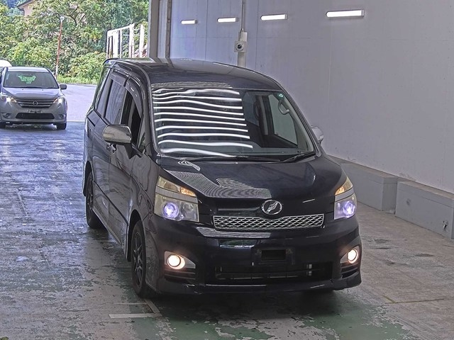 TOYOTA VOXY 2013