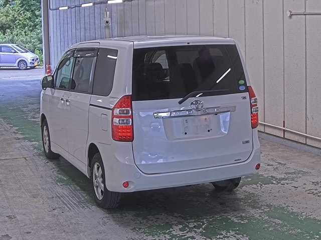 TOYOTA NOAH 2012