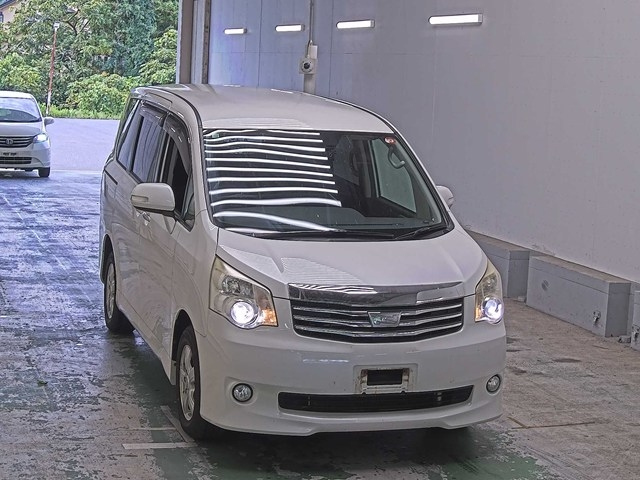 TOYOTA NOAH 2012
