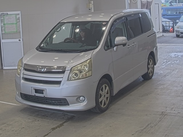 TOYOTA NOAH 2008