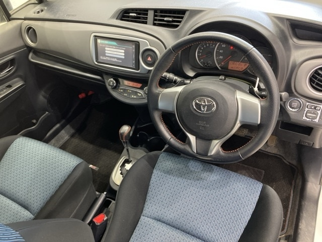 TOYOTA VITZ 2012