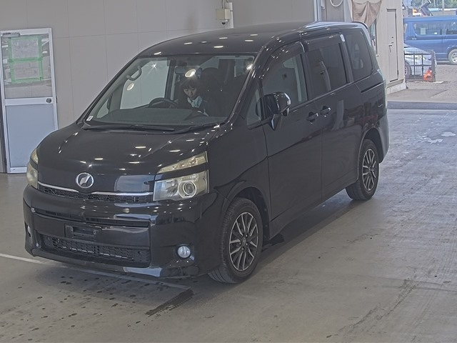 TOYOTA VOXY 2010