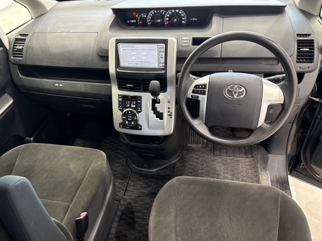 TOYOTA VOXY 2010