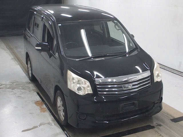 TOYOTA NOAH 2011