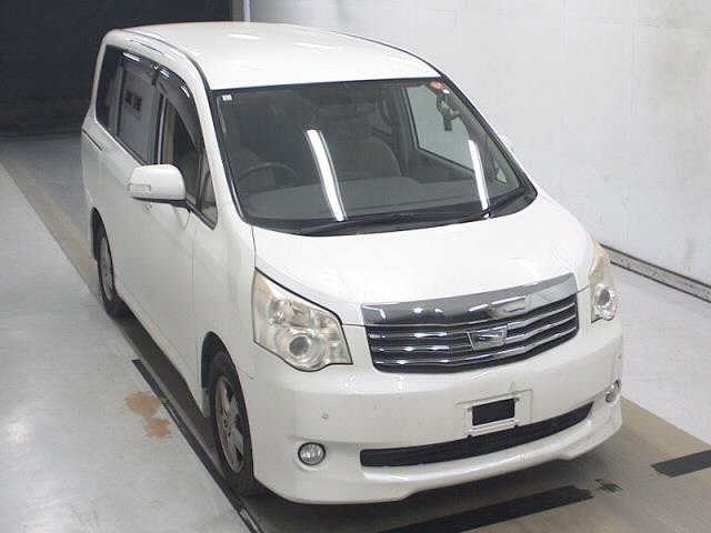 TOYOTA NOAH 2013