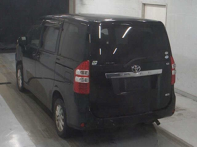 TOYOTA NOAH 2011