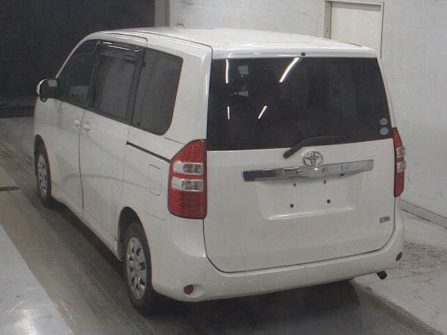 TOYOTA NOAH 2011