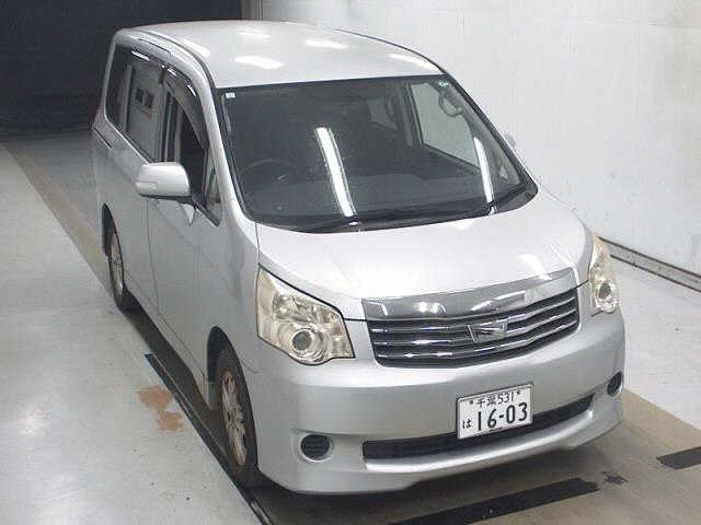 TOYOTA NOAH 2013
