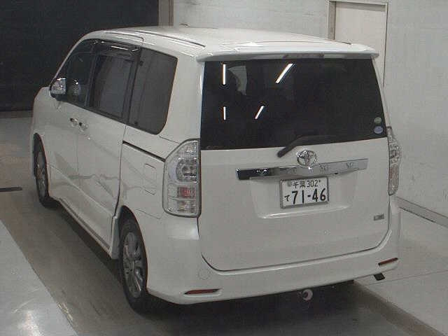 TOYOTA VOXY 2012
