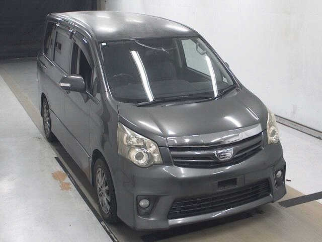 TOYOTA NOAH 2010