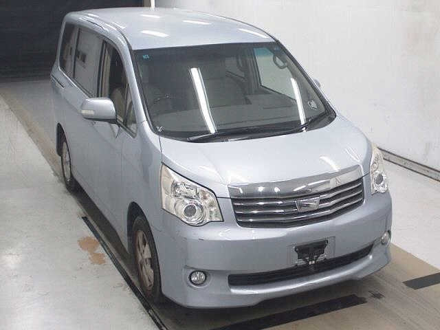 TOYOTA NOAH 2010