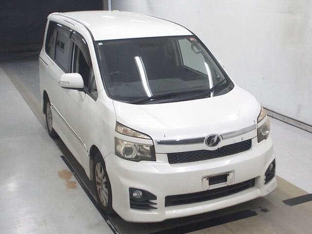 TOYOTA VOXY 2010