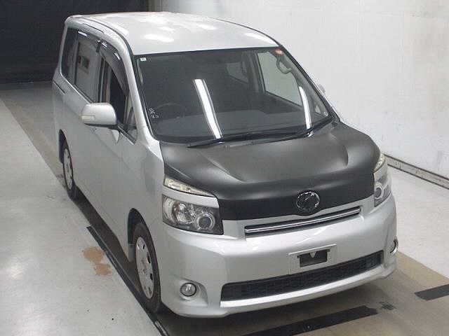 TOYOTA VOXY 2010