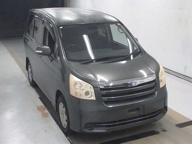 TOYOTA NOAH 2010