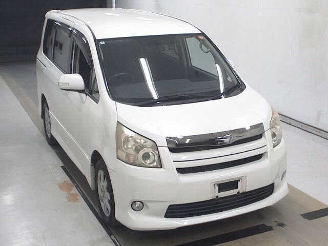 TOYOTA NOAH 2010