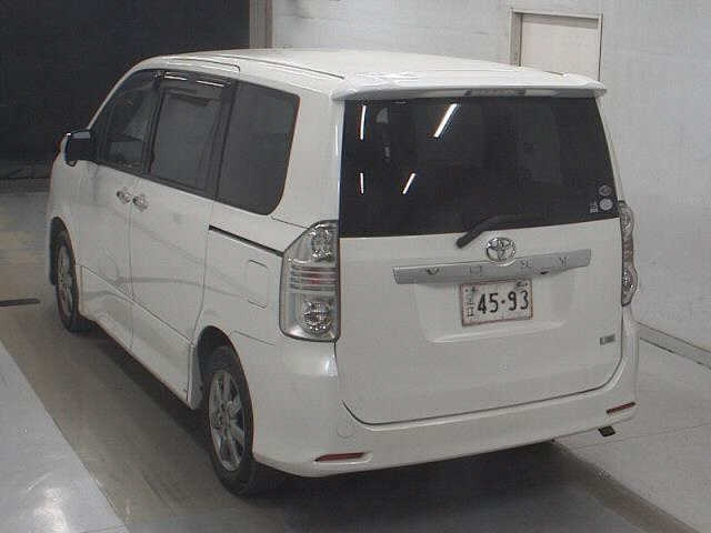 TOYOTA VOXY 2009