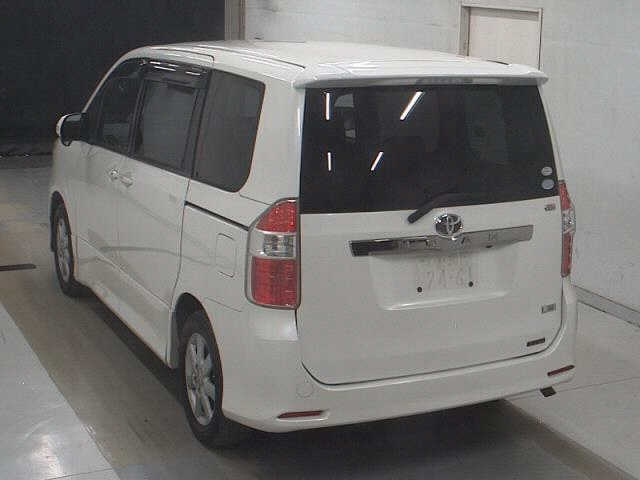 TOYOTA NOAH 2010