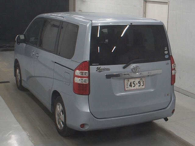 TOYOTA NOAH 2010
