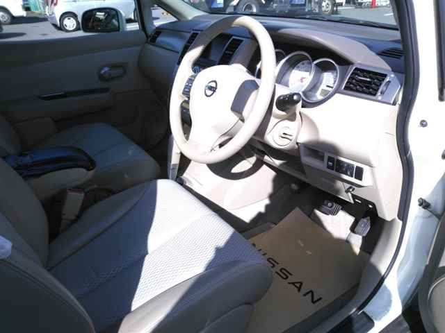 NISSAN TIIDA 2010
