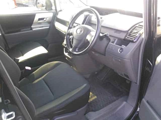 TOYOTA VOXY 2010