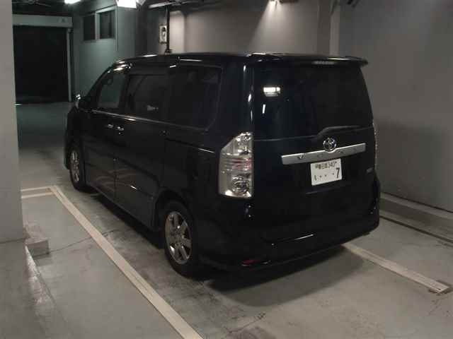 TOYOTA VOXY 2010
