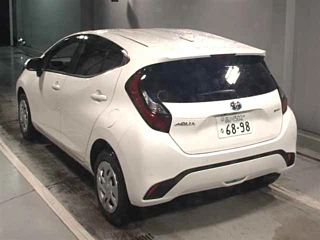 TOYOTA AQUA 2024