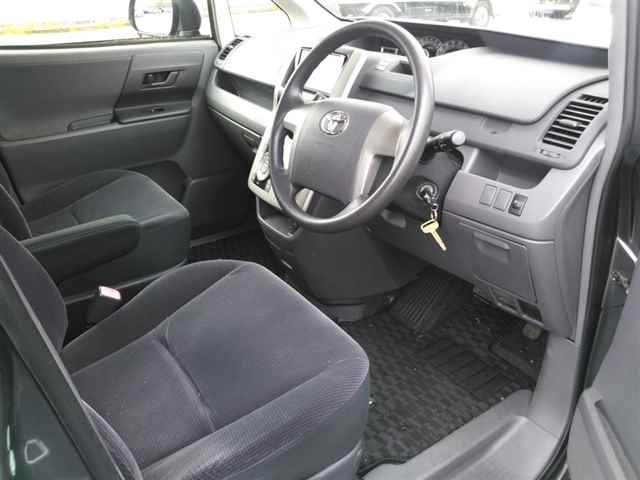 TOYOTA NOAH 2008