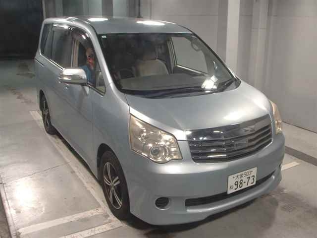 TOYOTA NOAH 2010