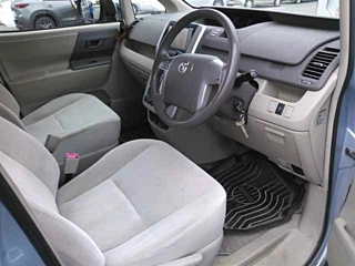 TOYOTA NOAH 2010