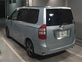 TOYOTA NOAH 2010