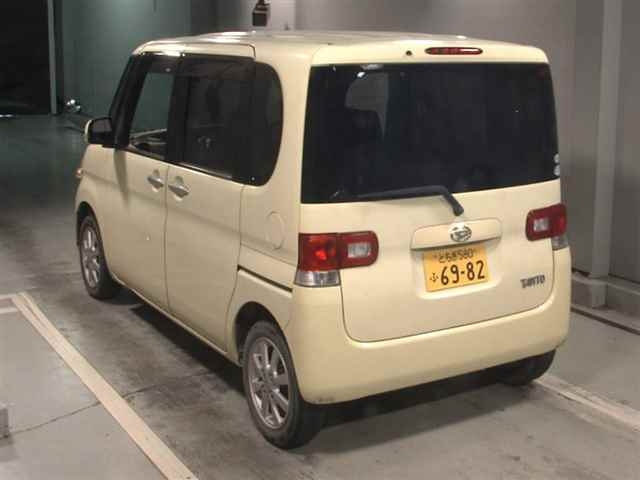 DAIHATSU TANTO 2011