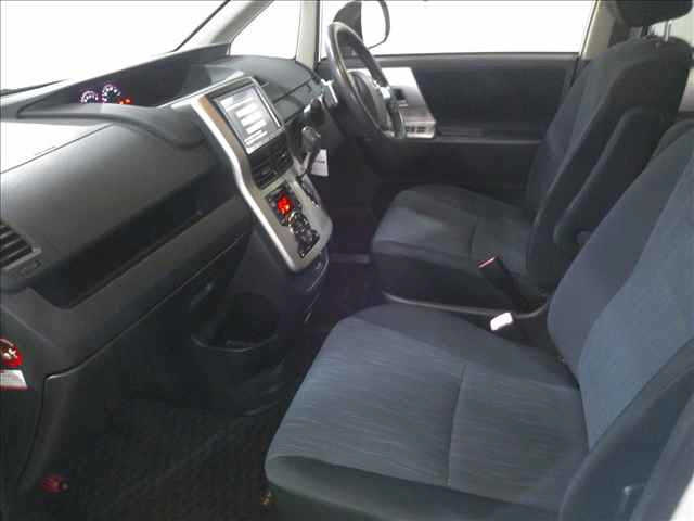 TOYOTA NOAH 2012