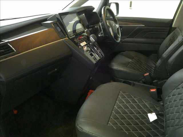 MITSUBISHI DELICA D5 2023