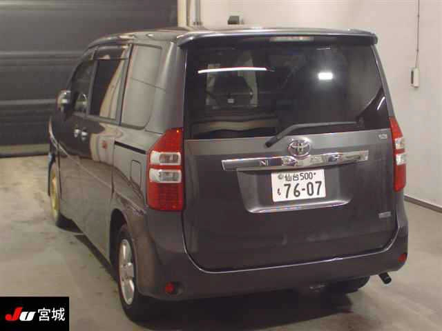 TOYOTA NOAH 2010