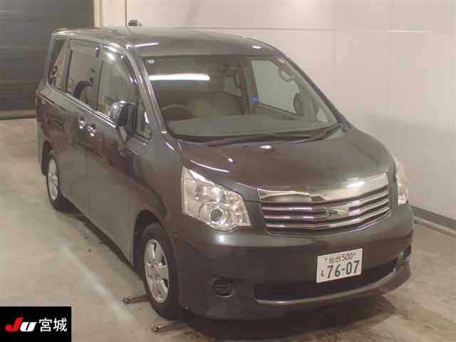 TOYOTA NOAH 2010