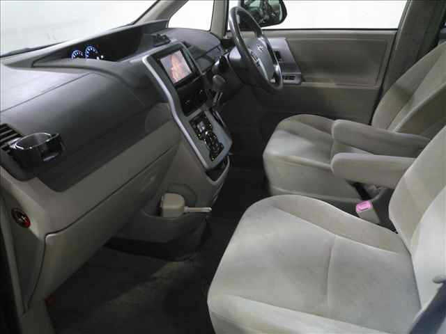 TOYOTA NOAH 2010