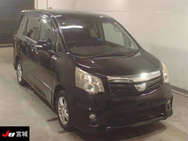 TOYOTA NOAH 2010