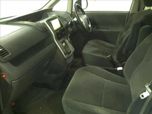 TOYOTA VOXY 2009