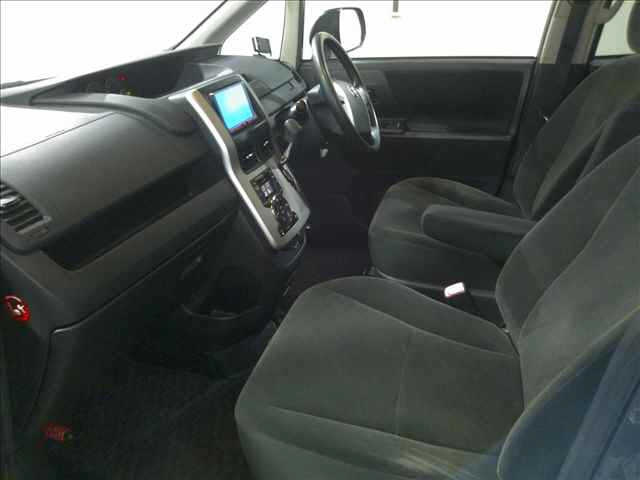 TOYOTA VOXY 2010