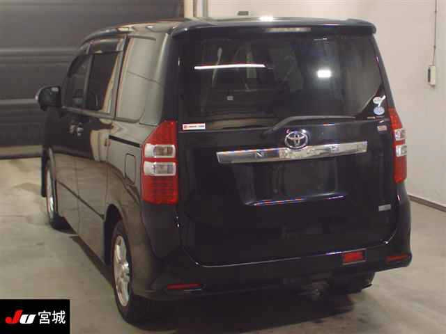 TOYOTA NOAH 2010