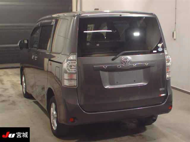 TOYOTA VOXY 2010