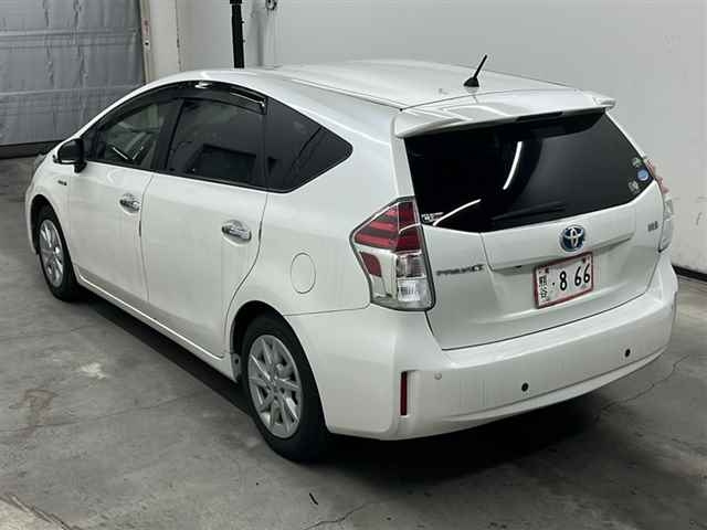 TOYOTA PRIUS ALPHA 2015