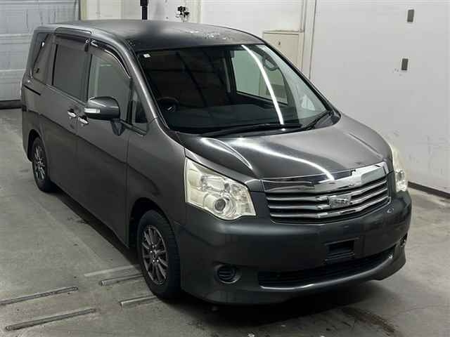 TOYOTA NOAH 2010