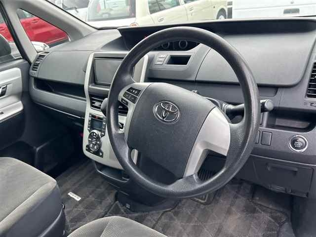 TOYOTA NOAH 2010