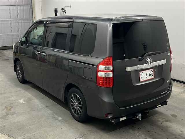TOYOTA NOAH 2010