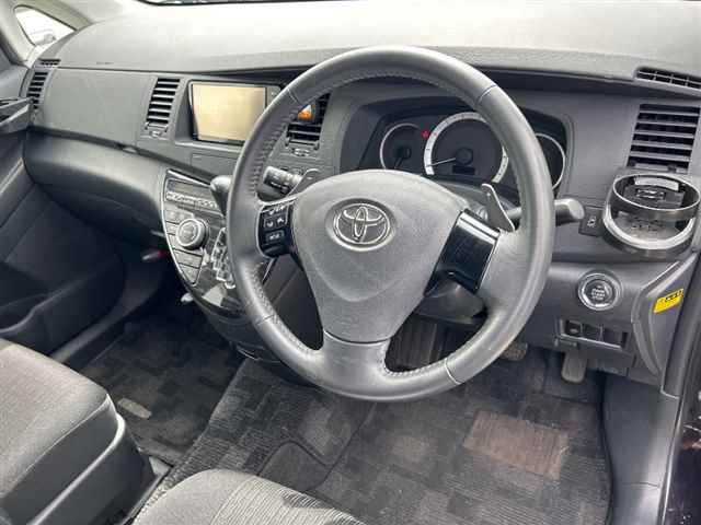 TOYOTA ISIS 2011