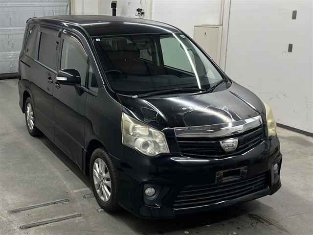 TOYOTA NOAH 2010