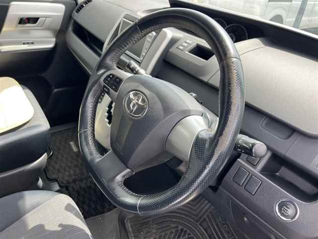 TOYOTA NOAH 2010